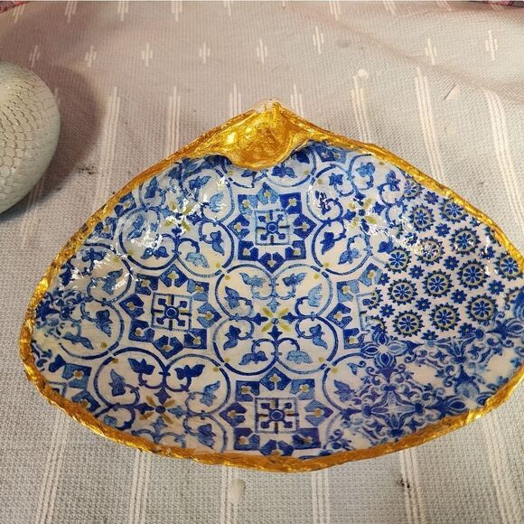 DECOUPAGE CLAM SHELL DECOUPAGE BLUE PATTERN ON A CLAM SHELL TRINKET DISH - Picture 4 of 11